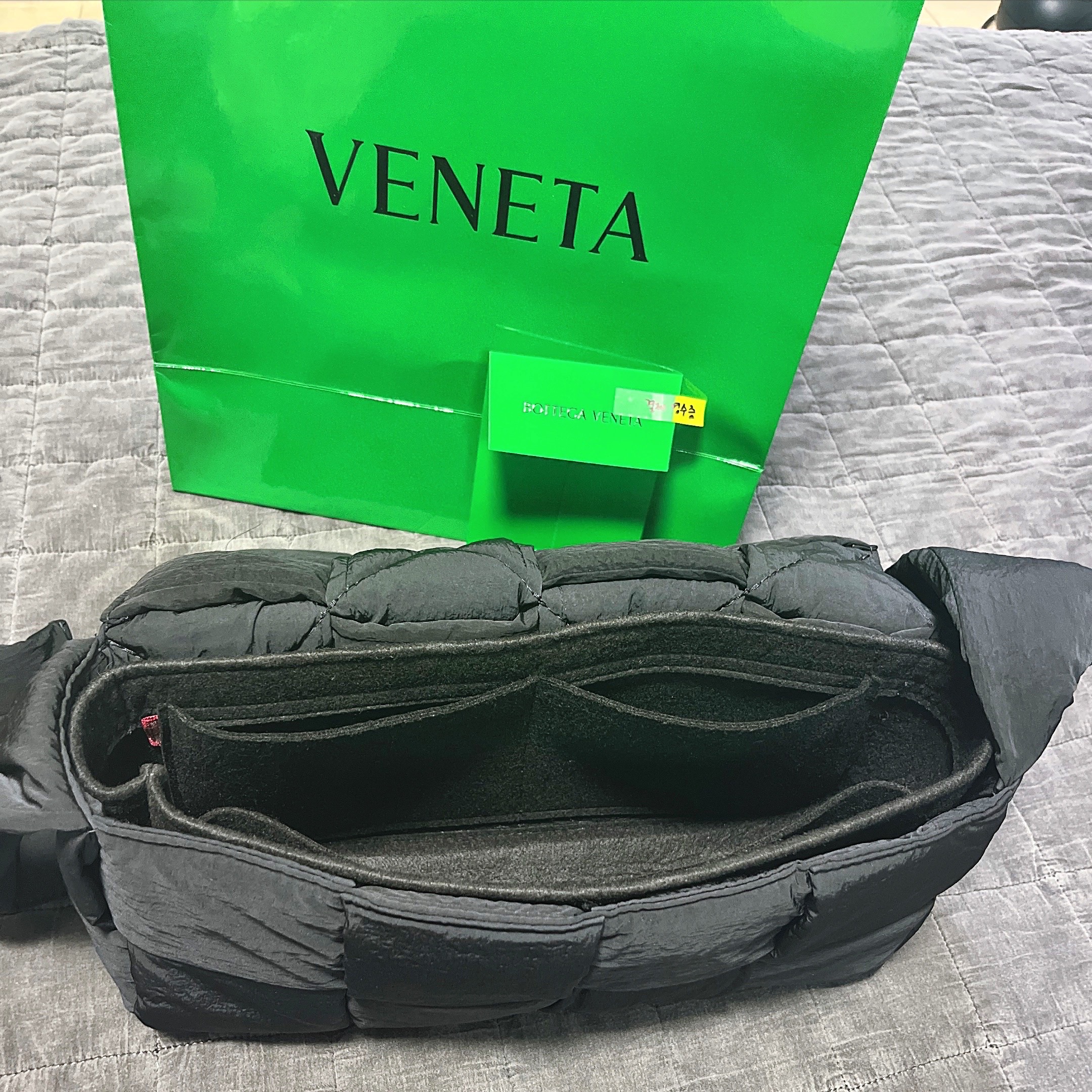 보테가베네타 패딩 카세트백 상태 SSS급 판매합니다