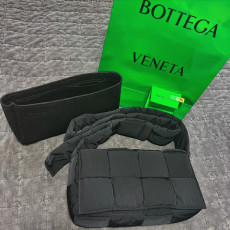 보테가베네타 패딩 카세트백 상태 SSS급 판매합니다