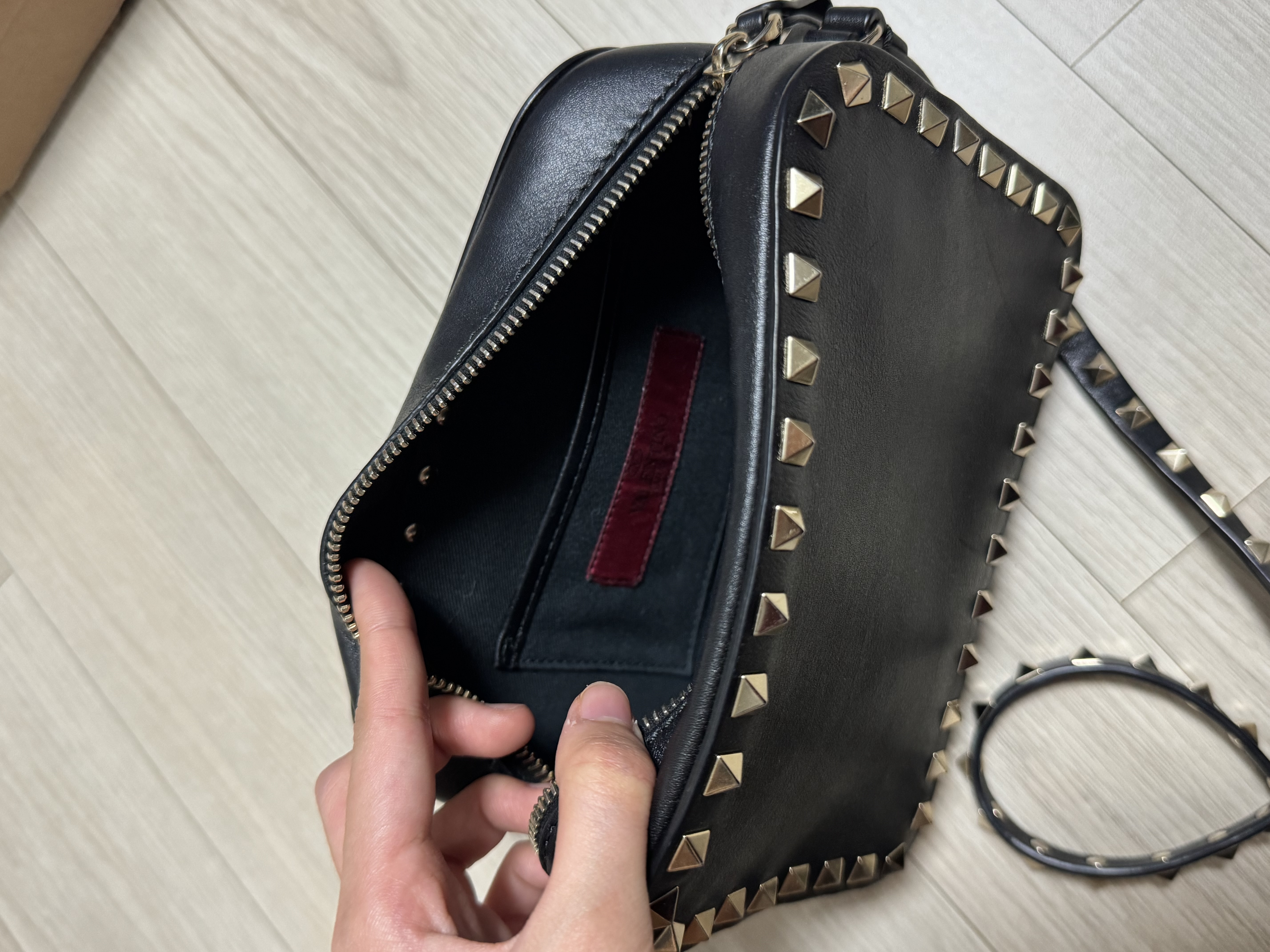 발렌티노 락스터드 크로스백 블랙