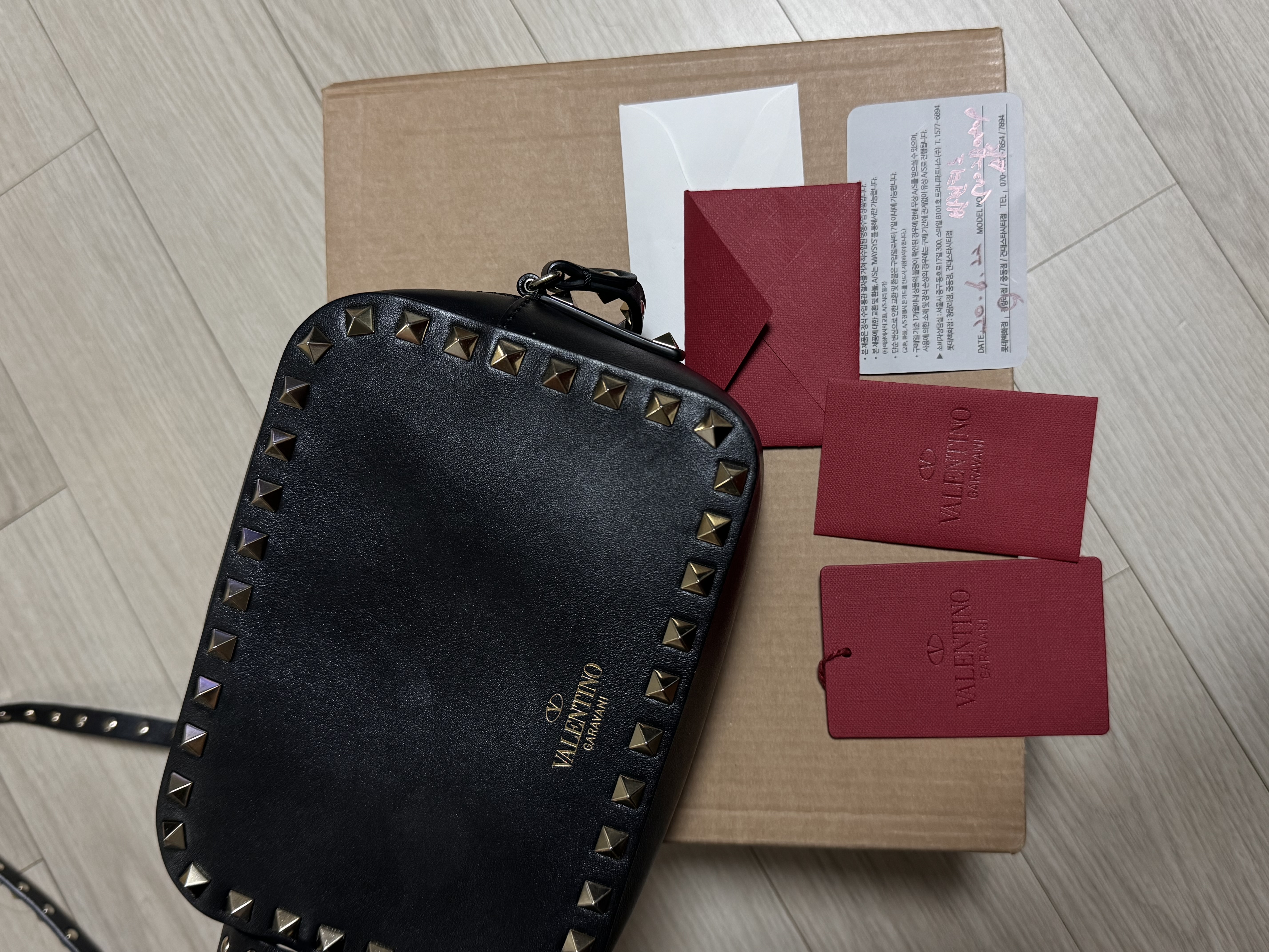 발렌티노 락스터드 크로스백 블랙