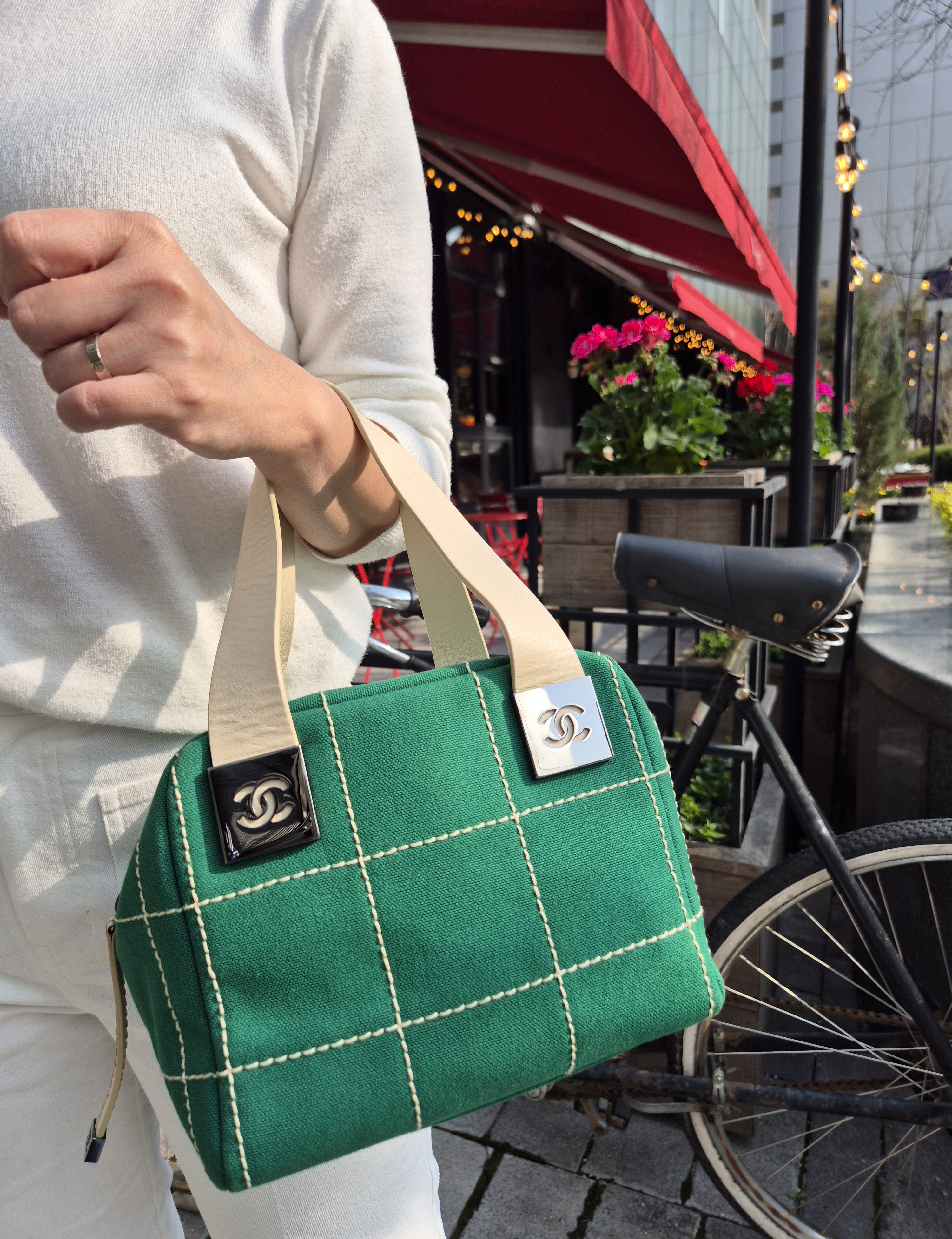 샤넬 그린 초코바 스티치 캔버스백