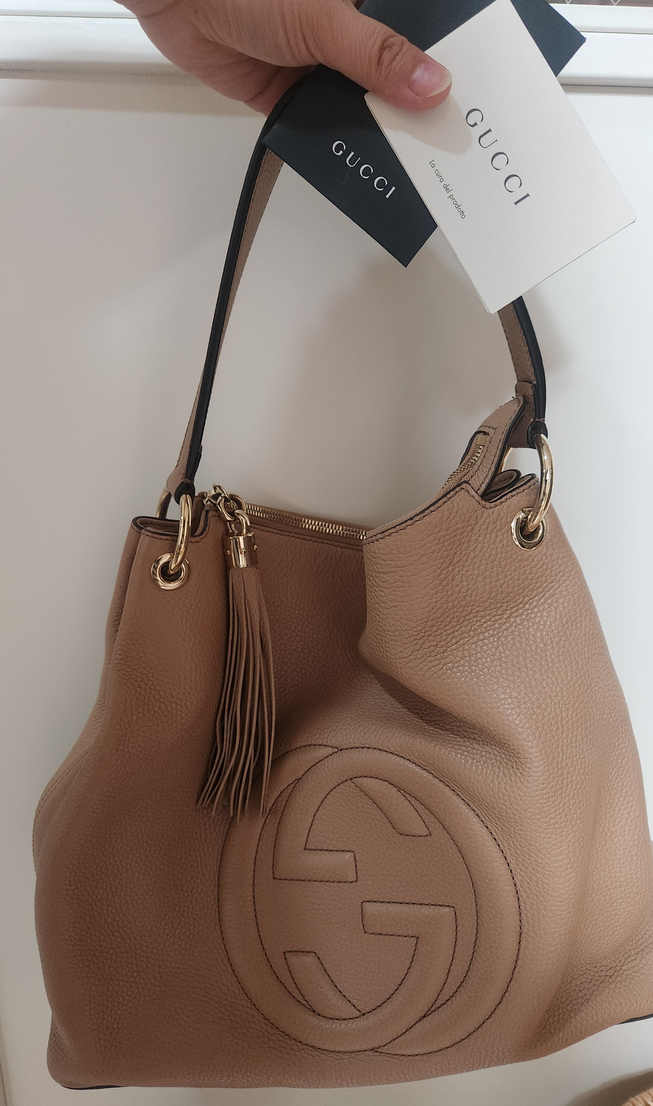 구찌 소호 태슬 숄더백 카멜리아 컬러