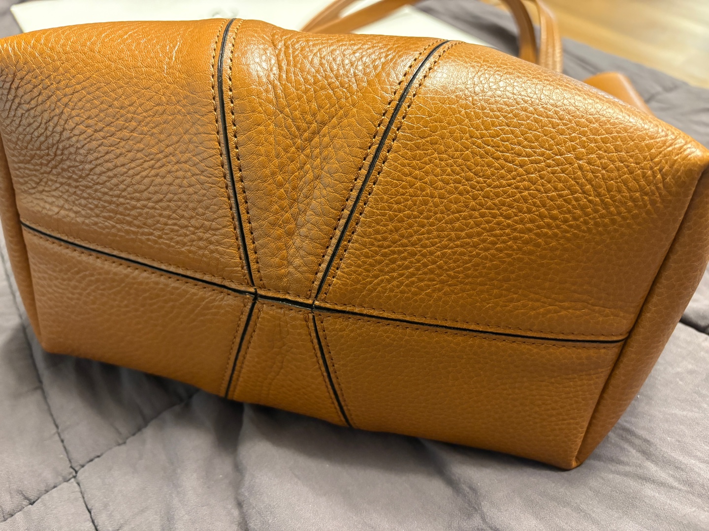 끌로에 스핀 토트백 2025