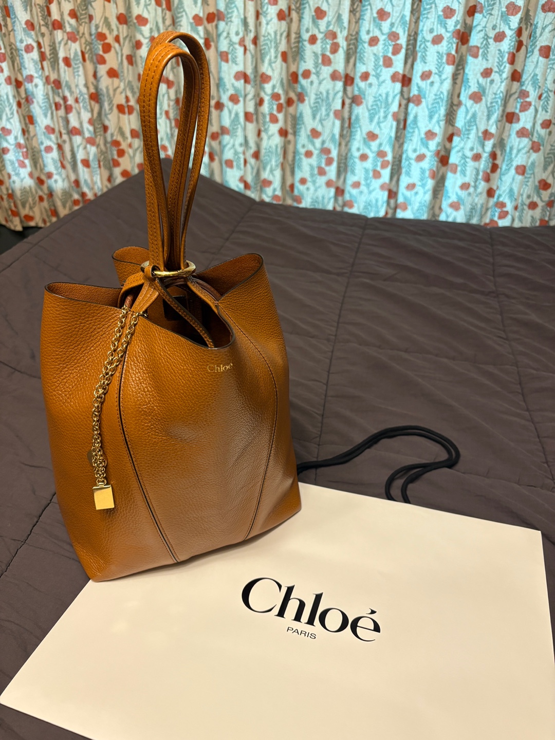 끌로에 스핀 토트백 2025