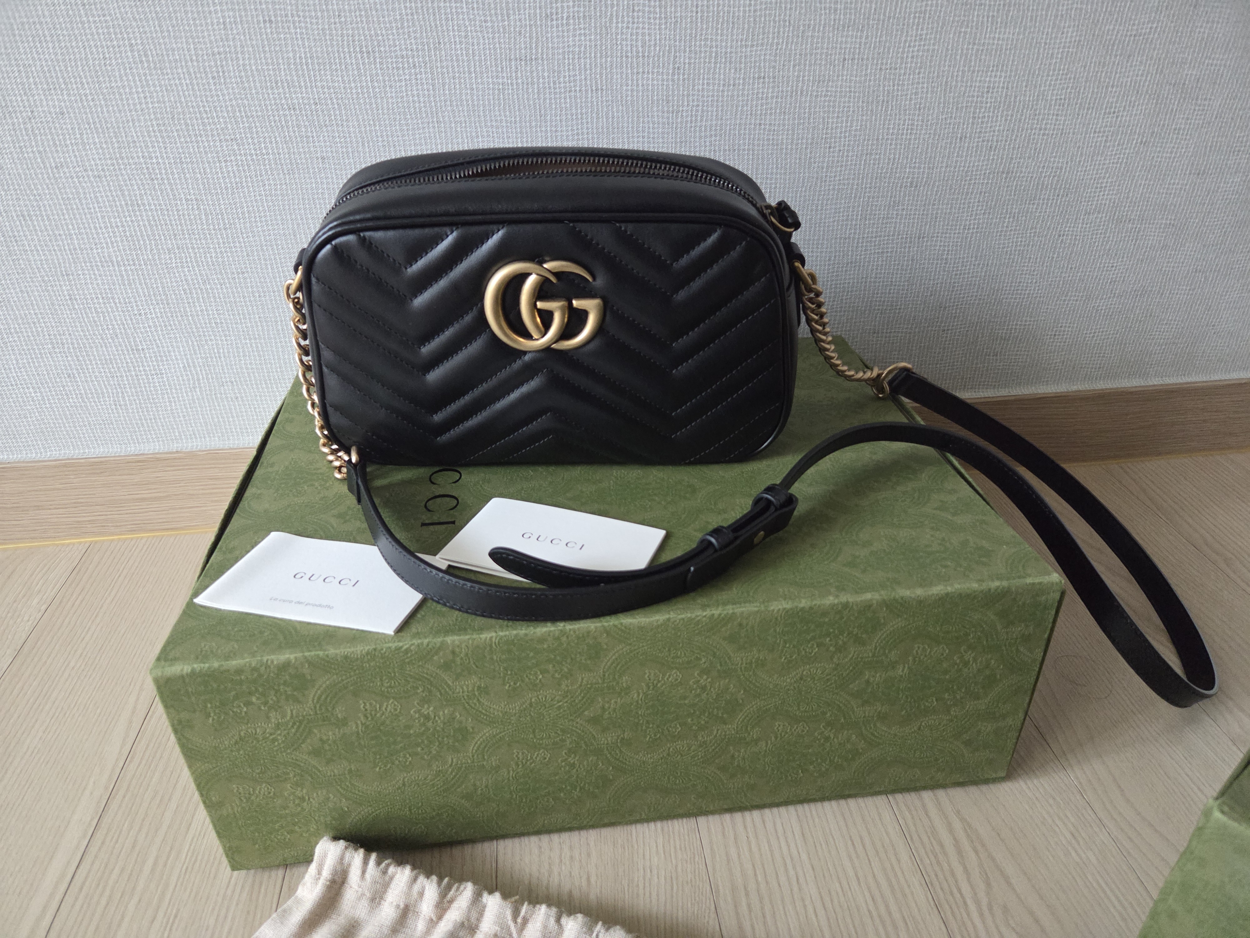 구찌 마몬트 마틀라세 카메라백 블랙