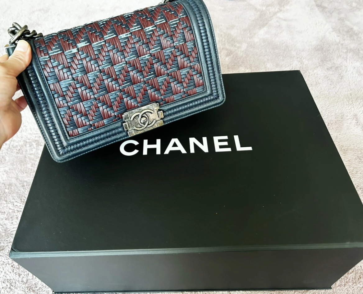 샤넬 한정판 남색 보이백