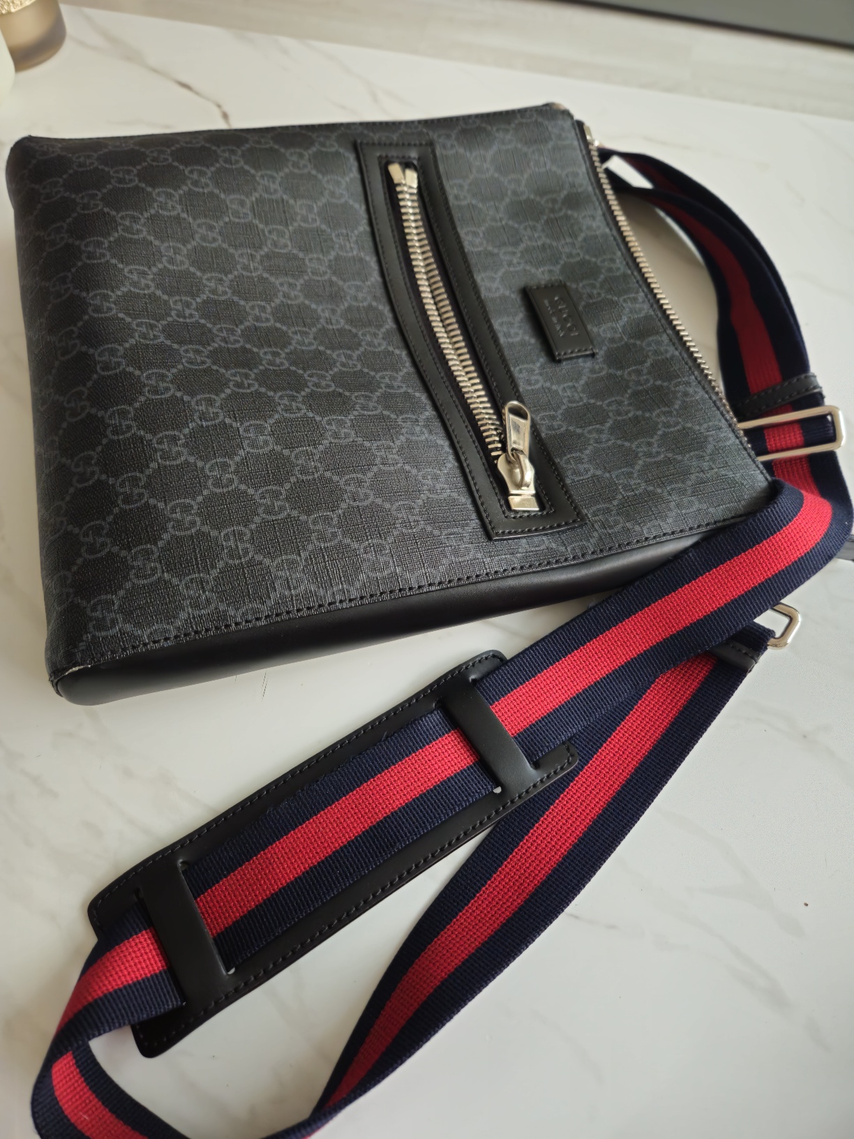 구찌GG수프림 메신저백 블랙