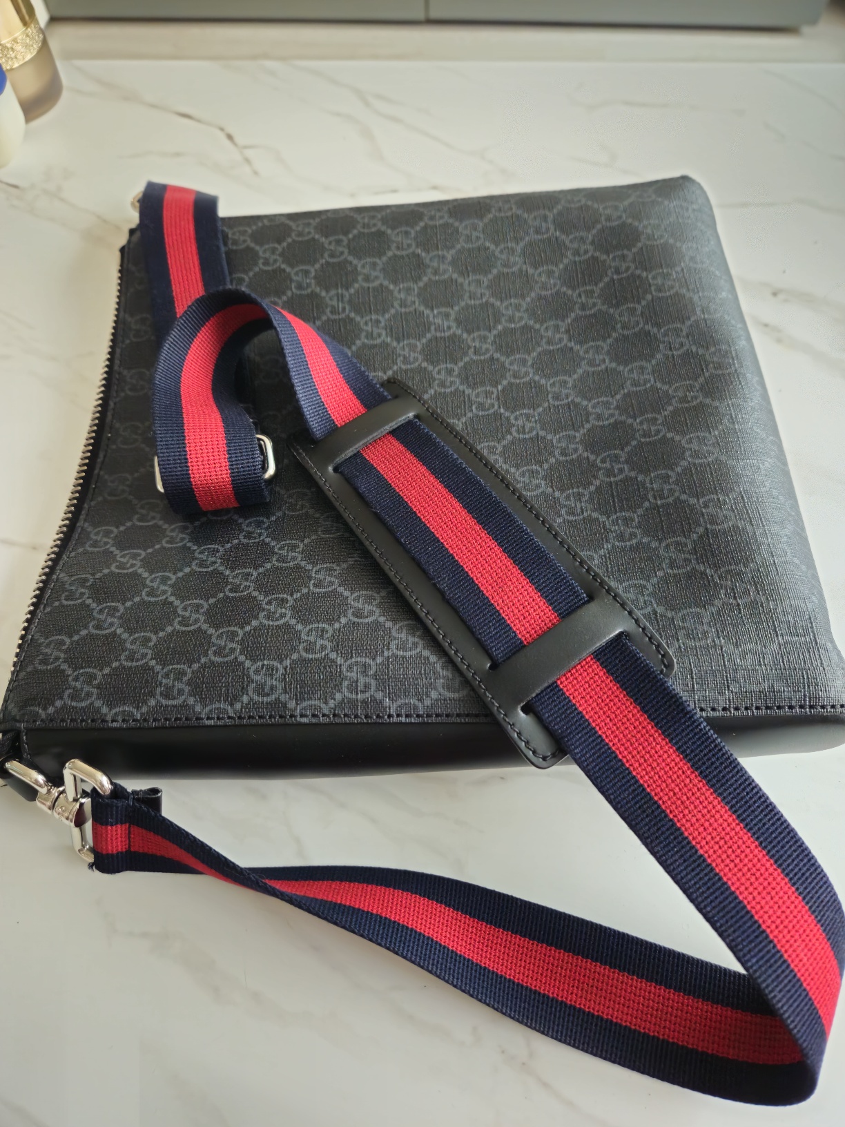 구찌GG수프림 메신저백 블랙