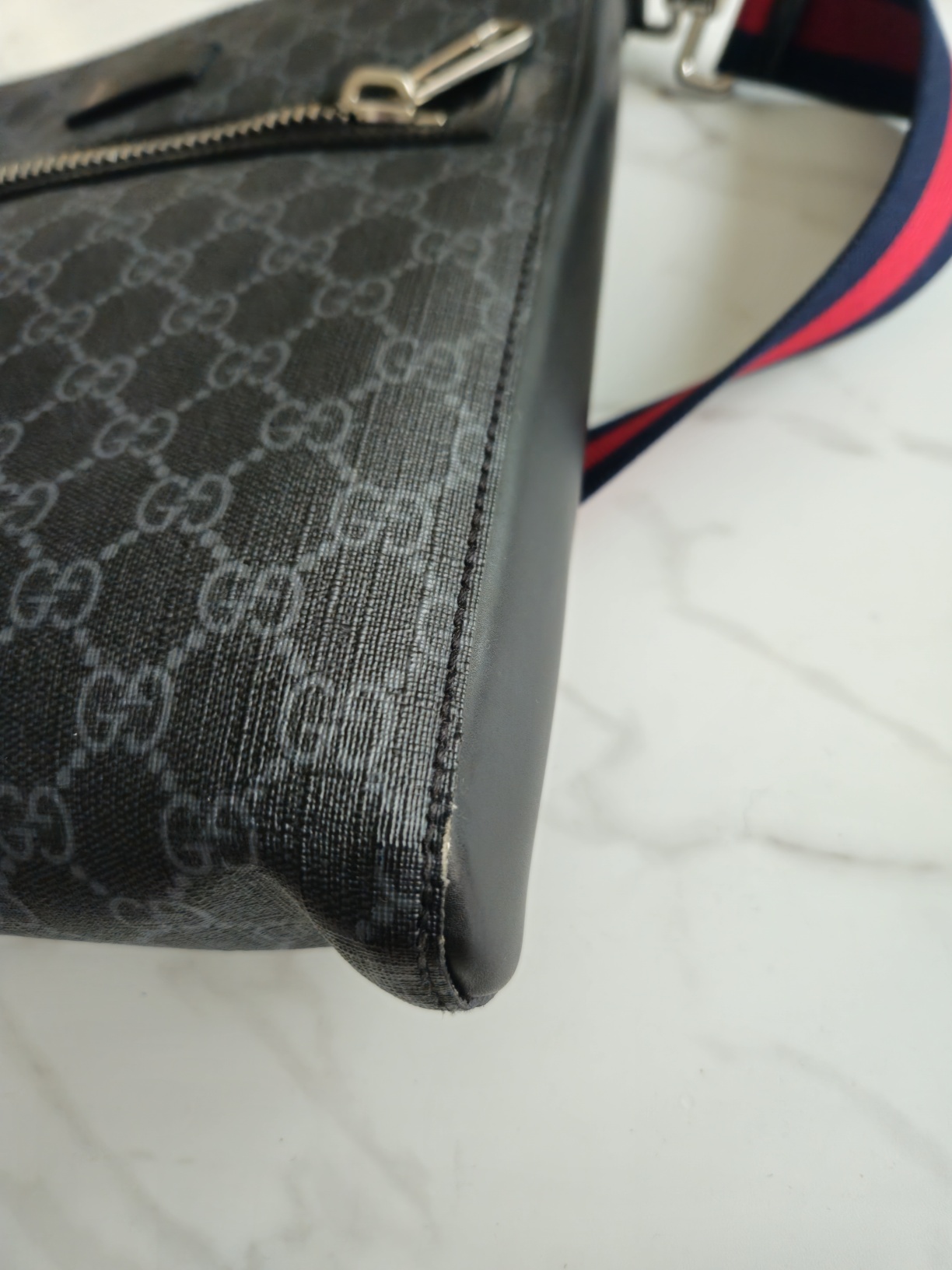 구찌GG수프림 메신저백 블랙