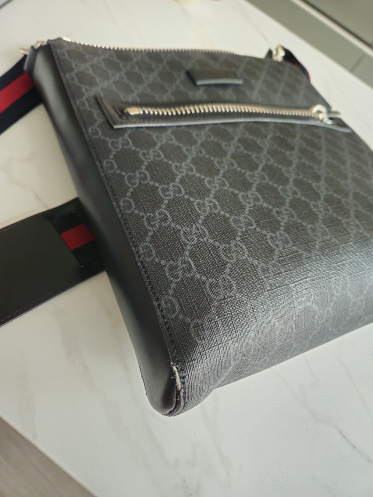 구찌GG수프림 메신저백 블랙