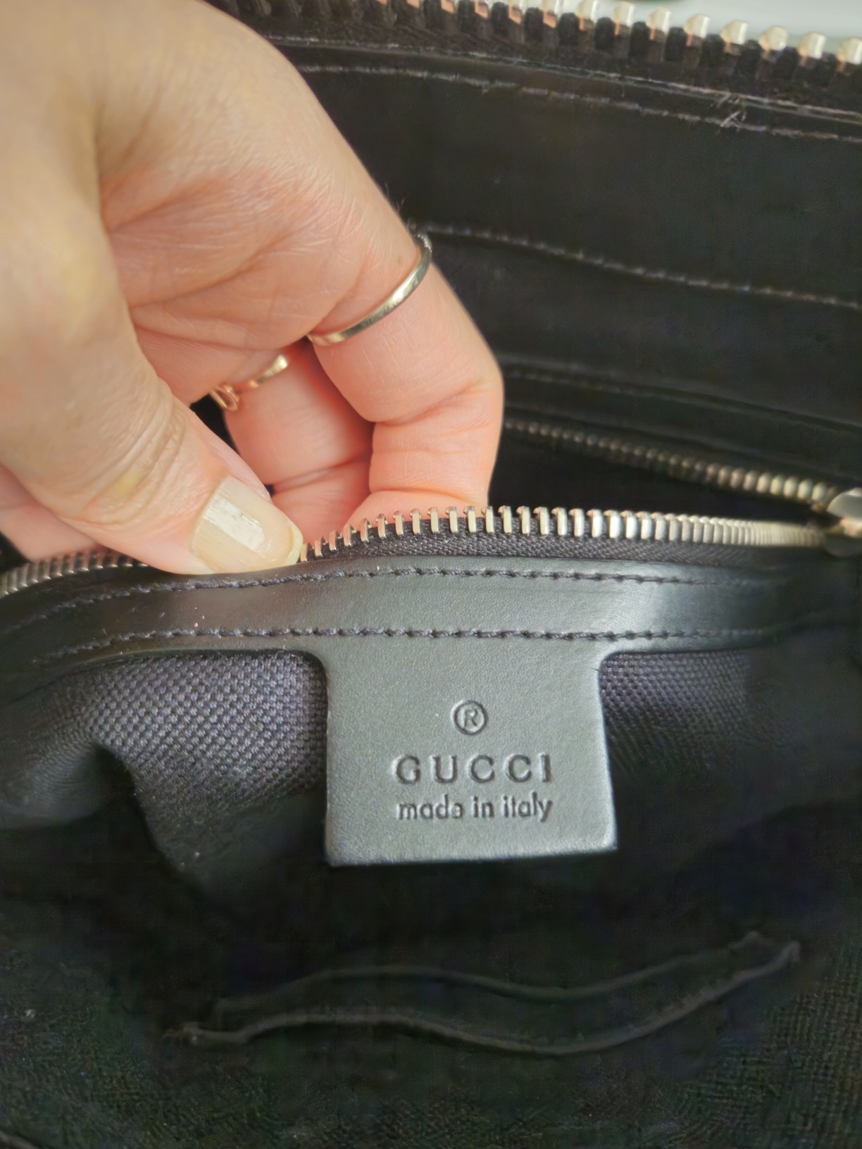 구찌GG수프림 메신저백 블랙