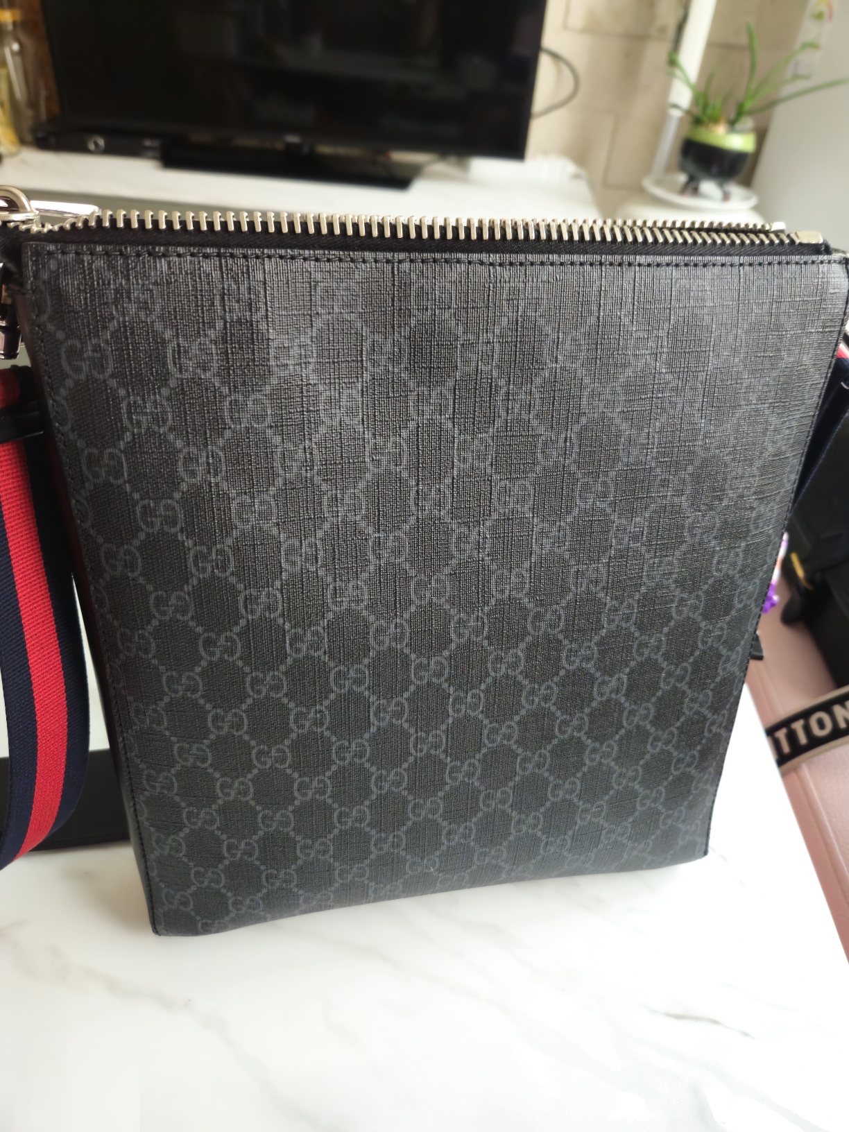 구찌GG수프림 메신저백 블랙