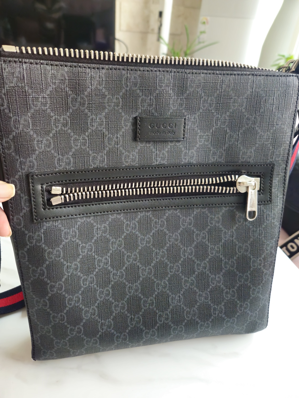 구찌GG수프림 메신저백 블랙