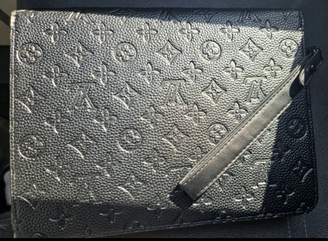 루이비통 토뤼옹 레더 S락 클러치